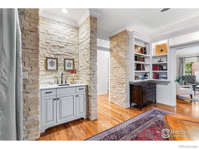 Sink and Dry Bar | Image 10
