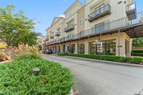 8201 Village Plaza Ct, Baton Rouge, LA, 70810-3852 | Card Image