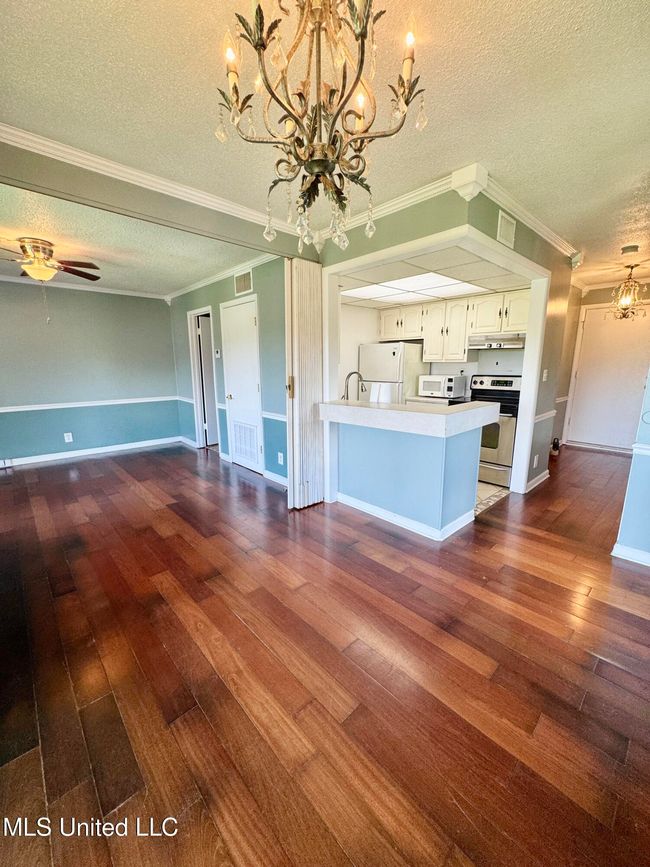 Living room and kitchen | Image 11