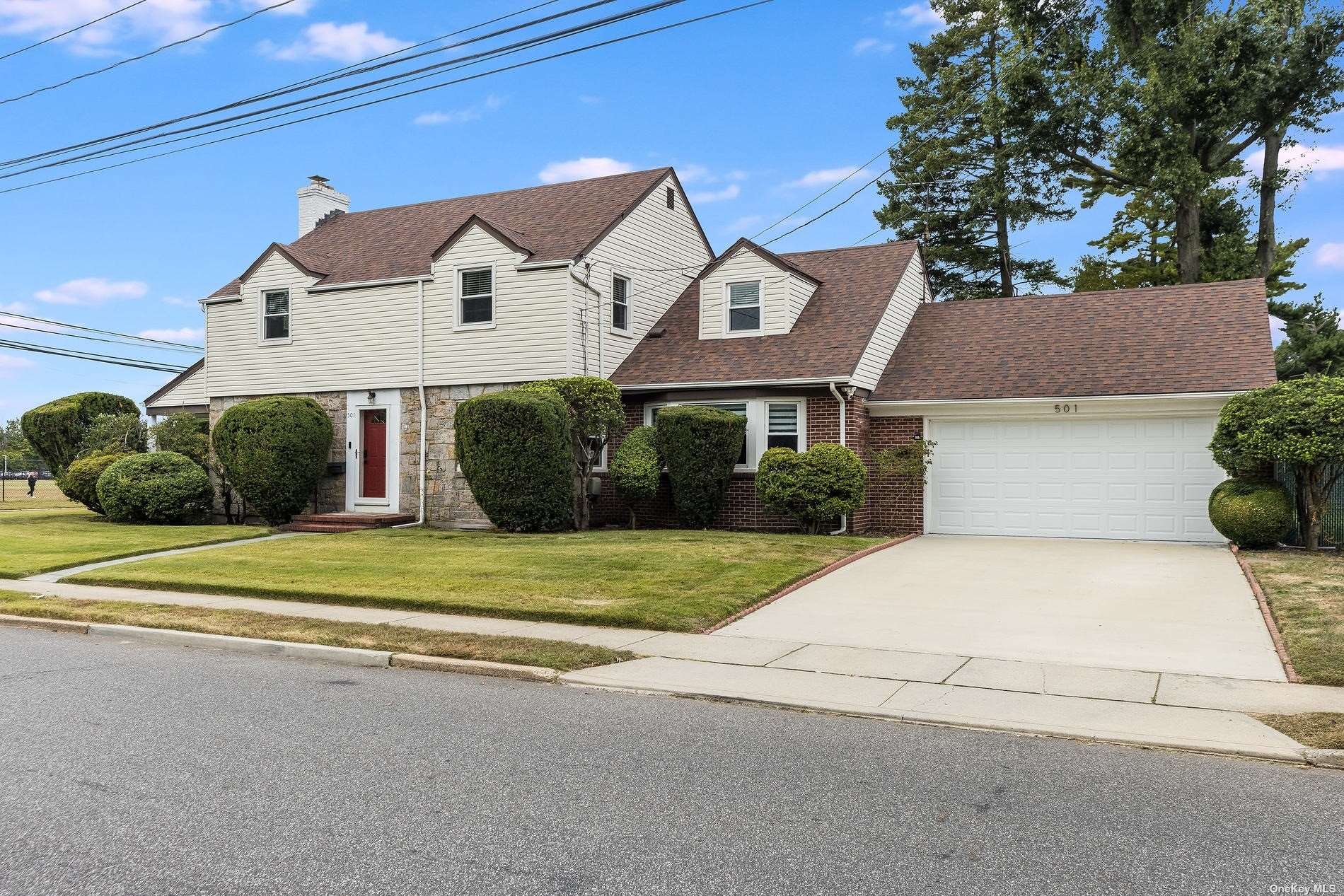Rockland St, Westbury, NY 11590