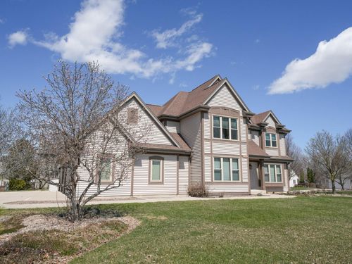 8800 W Marshfield Court, Franklin, WI, 53132 | Card Image
