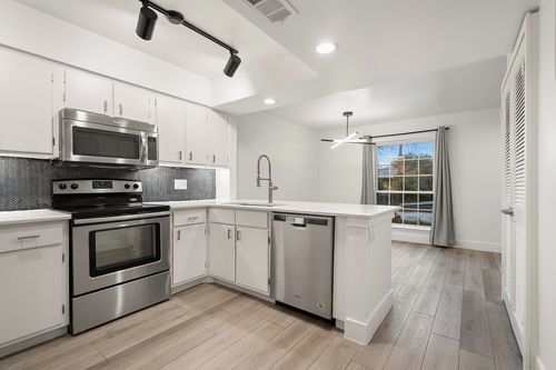 apt-206-3919 Holland Ave, Dallas, TX, 75219-3880 | Card Image