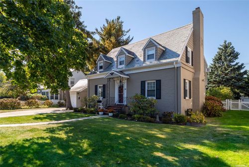 10 Knollwood Road, Rockville Centre, NY, 11570 | Card Image