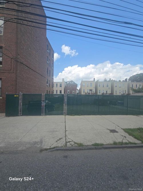 127 E 233rd St, Bronx, NY, 10470-2208 | Card Image