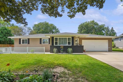113 Crest Cir, Waterloo, IA, 50702-5221 | Card Image