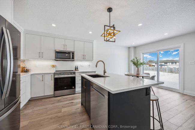 483 Huron St, House other with 3 bedrooms, 3 bathrooms and 2 parking in Wyoming ON | Image 12