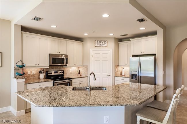 WHITE CABINETS, ONE-LEVEL GRANITE COUNTERTOP, MATCHING BACKSPLASH; PLUS, BRAND NEW DISHWASHER! (2022) | Image 12