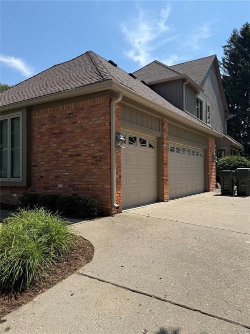 3235 Parkwood Dr, Rochester Hills, MI, 48306-3653 | Card Image