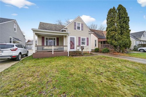 8219 Renwood Dr, Parma, OH, 44129-3527 | Card Image