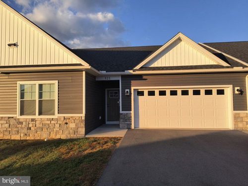 521 Shook Ct E, GREENCASTLE, PA, 17225-8561 | Card Image