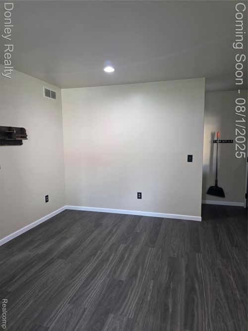 42 Hartley St, Lapeer, MI, 48446-2547 | Card Image