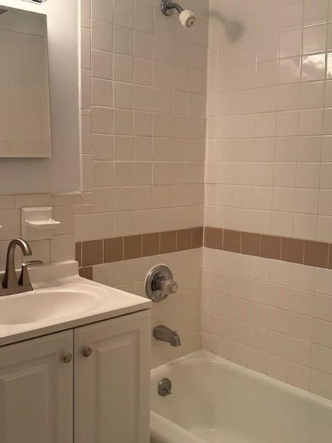 Bathroom with shower / bathtub combination, tasteful backsplash, and vanity | Image 9