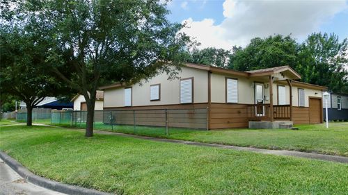 801 19th Ave N, Texas City, TX, 77590-5609 | Card Image