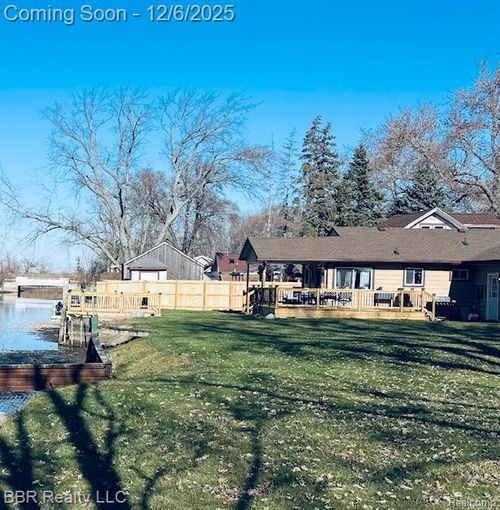 35342 Lake Dr, Rockwood, MI, 48173-9686 | Card Image