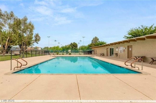 there are 3 community pools here | Image 55