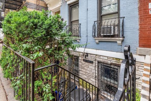 208 E 75th St, New York, NY, 10021-2925 | Card Image