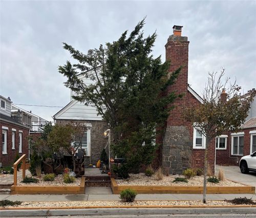 107 Pacific Blvd, Long Beach, NY, 11561-3821 | Card Image