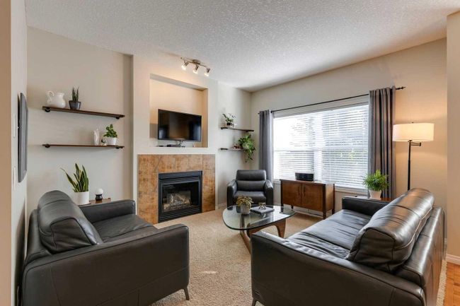 74 Kinlea Way Nw, Home with 3 bedrooms, 2 bathrooms and 4 parking in Calgary AB | Image 7