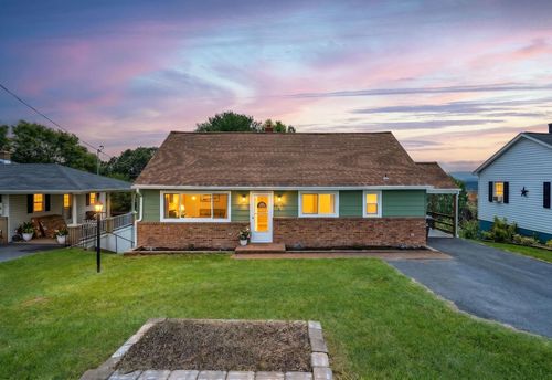 372 Frontier Dr, Staunton, VA, 24401-9129 | Card Image