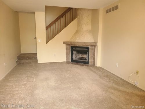 90-38872 Country Cir, Farmington Hills, MI, 48331-1025 | Card Image