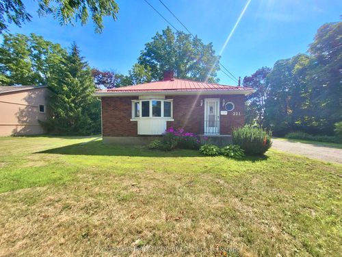 221 Liberty St N, Bowmanville, ON, L1C2M6 | Card Image