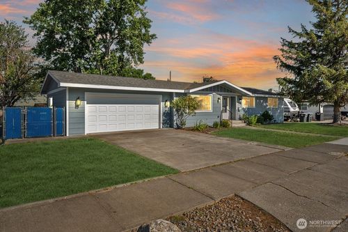 2112 S Crestmont Dr, Moses Lake, WA, 98837-2518 | Card Image