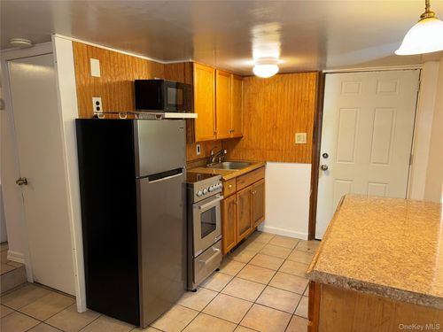 198 Kings Ferry Rd, Montrose, NY, 10548-1210 | Card Image