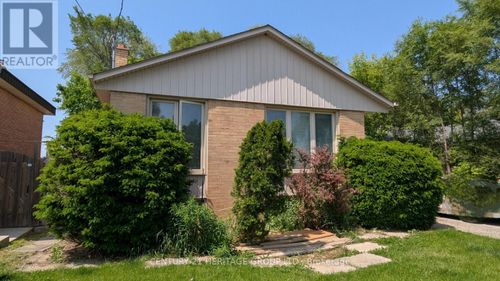 main-138 Waterloo Avenue, Toronto (Bathurst Manor), ON, M3H3Y8 | Card Image