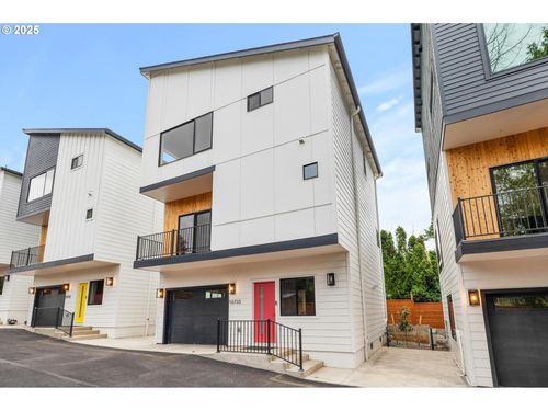10733 Ne Fremont St, Portland, OR, 97220-2763 | Card Image