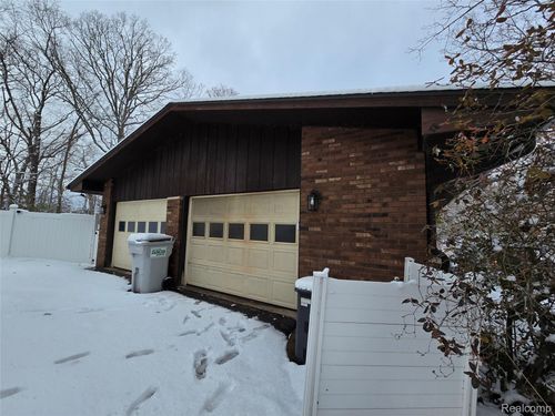 9770 Daleview Dr, South Lyon, MI, 48178-9108 | Card Image