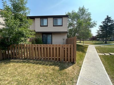 47 - 2727 Rundleson Rd Ne, Home with 3 bedrooms, 1 bathrooms and 1 parking in Calgary AB | Image 2