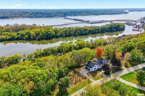 25865 Valley Dr, Bettendorf, IA, 52722-7313 | Card Image