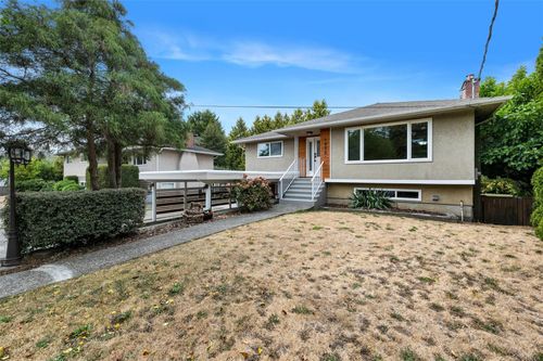 1656 Stanhope Pl, Saanich, BC, V8P1Y1 | Card Image