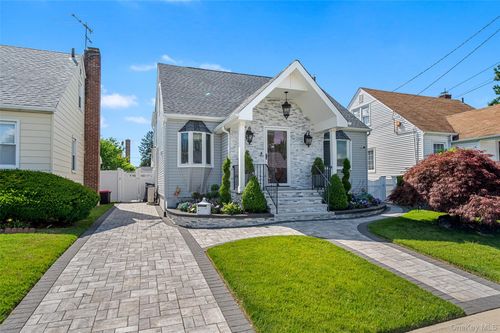 77 Grand St, Elmont, NY, 11003-1118 | Card Image