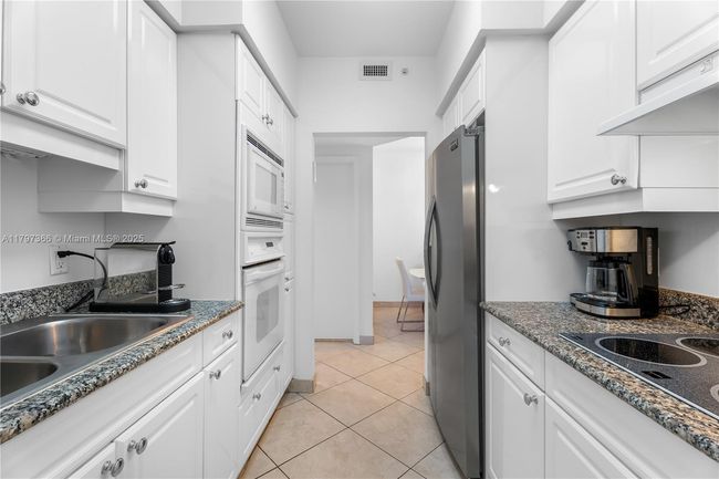 APT-1008 - 4779 Collins Ave, Condo with 3 bedrooms, 2 bathrooms and null parking in Miami Beach FL | Image 10
