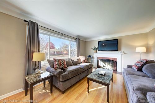 9338 Colorado St, Livonia, MI, 48150-3756 | Card Image