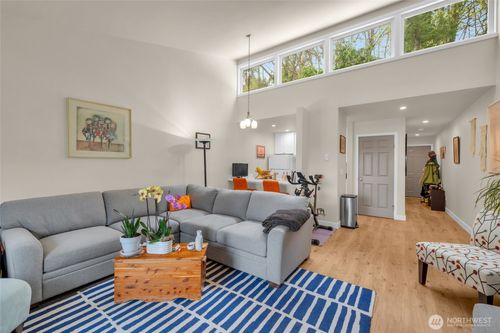 82b-2949 76th Ave Se, Mercer Island, WA, 98040-2728 | Card Image