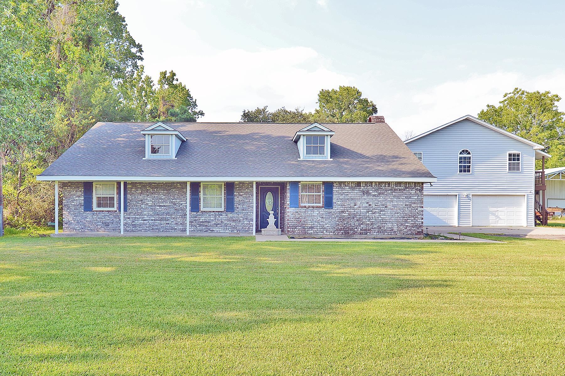 Gilmer St, Bridge City, TX 77611