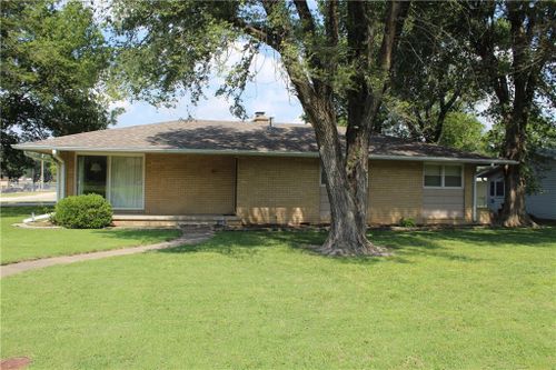 1104 N Walnut St, Iola, KS, 66749-1734 | Card Image