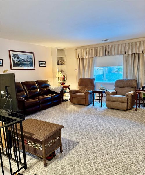 11 Willow Dr, Suffern, NY, 10901-6851 | Card Image