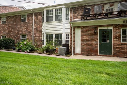 7010 Carriage Hill Dr, Brecksville, OH, 44141-1240 | Card Image