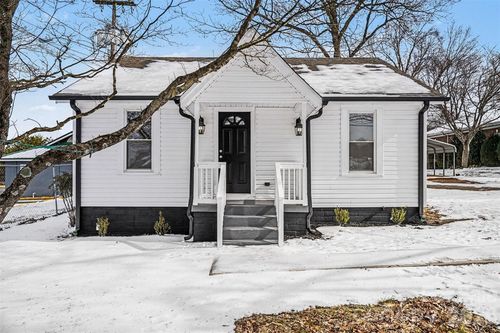 3042 N Oxford St, Claremont, NC, 28610-9683 | Card Image