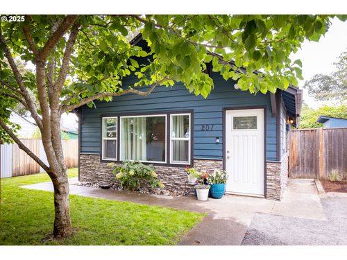 207 N Maple St, Bingen, WA, 98605-9156 | Card Image