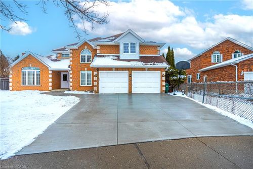 637 Deer Run Dr, Waterloo, ON, N2K3H5 | Card Image