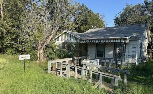 1112 N Austin St, Comanche, TX, 76442-1704 | Card Image