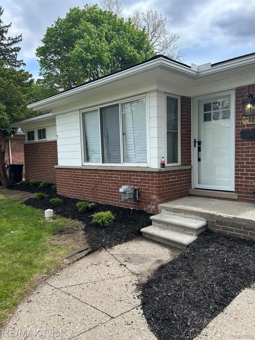 8865 Kenberton Dr, Oak Park, MI, 48237-1758 | Card Image