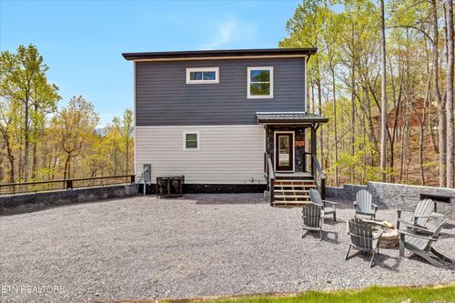 2520 Treehouse Ln, Pittman Center, TN, 37876-9300 | Card Image