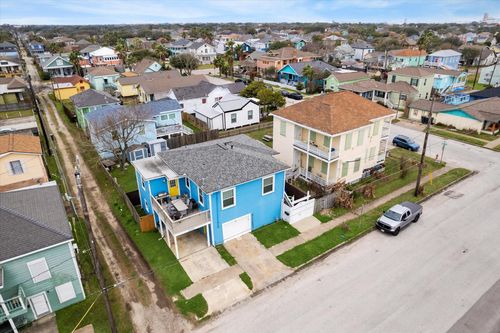 2211 28th St, Galveston, TX, 77550-7706 | Card Image