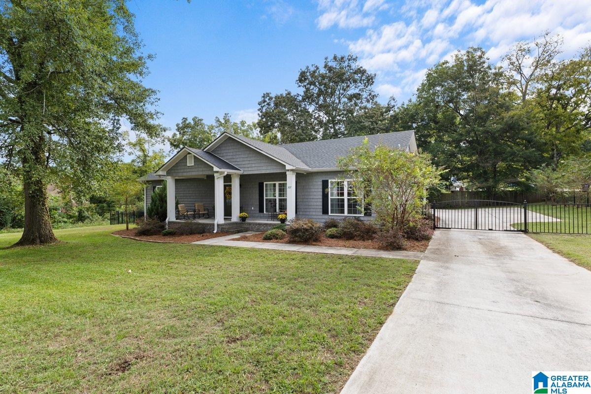 1st St, Oneonta, AL 35121