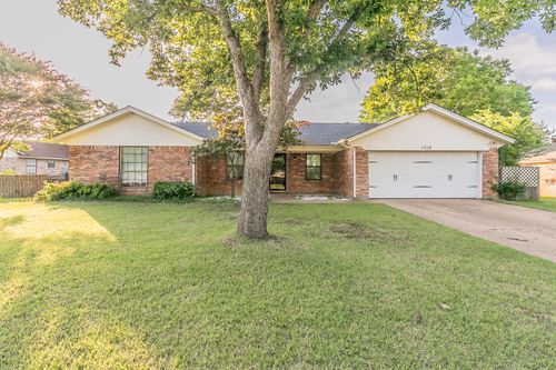 1510 Surry Place Dr, Cleburne, TX, 76033-6509 | Card Image